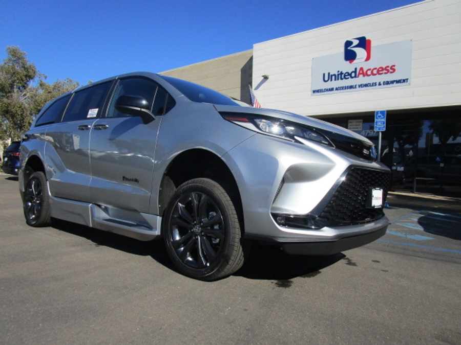 New 2025 Toyota Sienna Hybrid XSE Sport - BraunAbility Side Entry Entry Fold Out Automatic Ramp