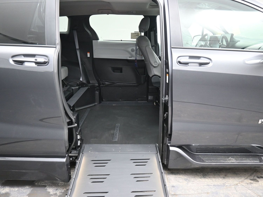 Grey Toyota Sienna image number 11