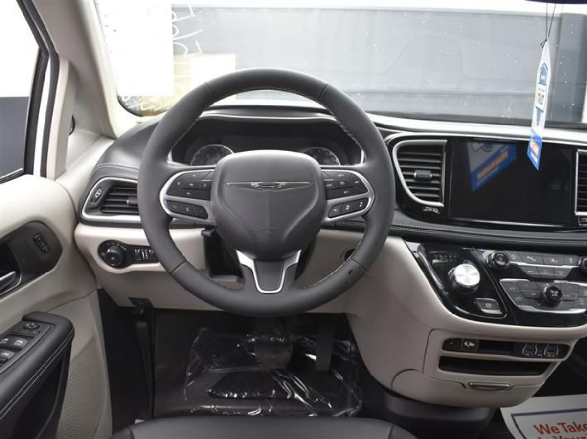 White Chrysler Pacifica image number 12