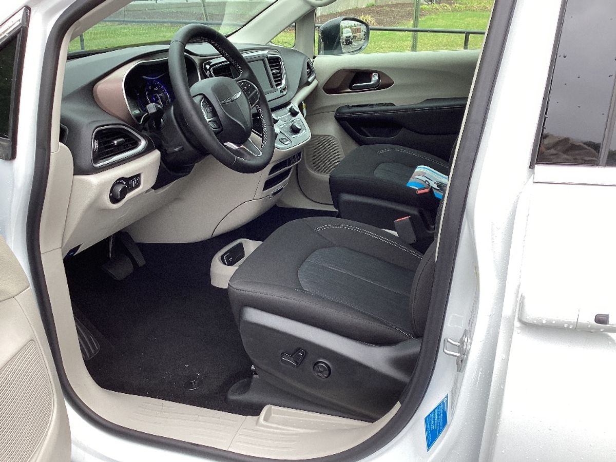 White Chrysler Voyager image number 9