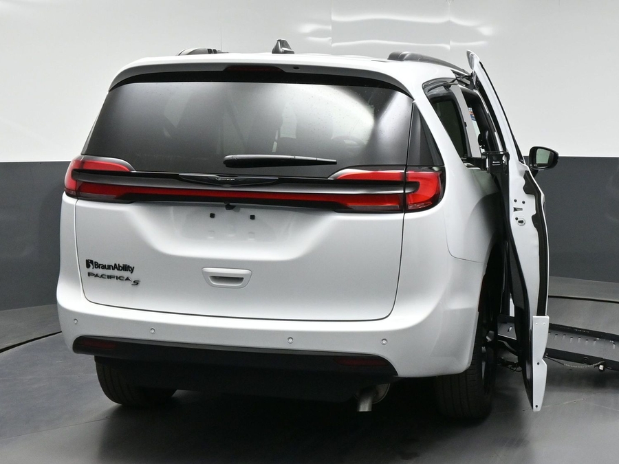 New 2026 Chrysler Pacifica Select Sport - BraunAbility Side Entry Fold Out Automatic Ramp