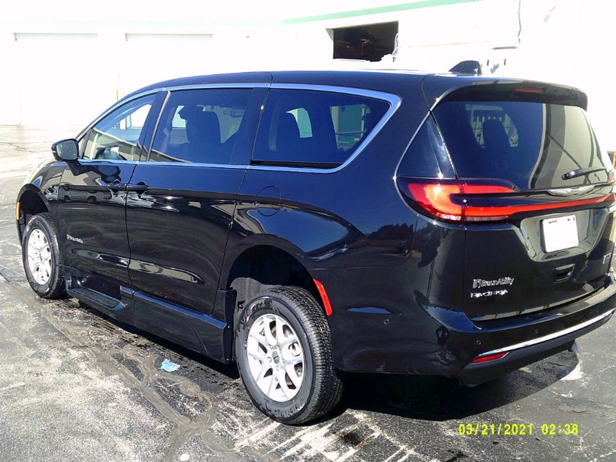 Black Chrysler Pacifica image number 5