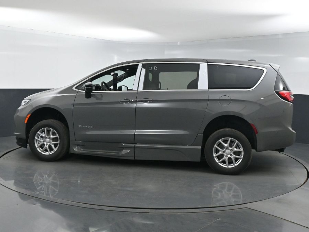 Grey Chrysler Pacifica image number 2