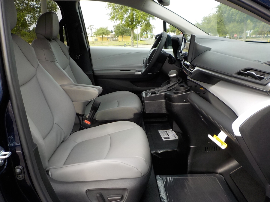 Blue Toyota Sienna image number 38