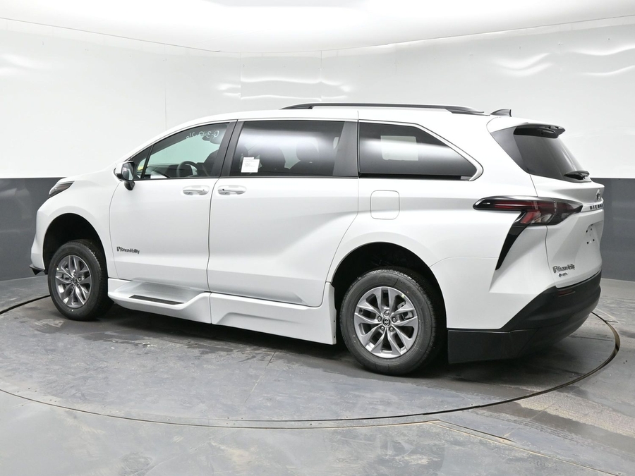 New 2026 Toyota Sienna Hybrid XLE Add - BraunAbility Side Entry Entry Fold Out Automatic Ramp