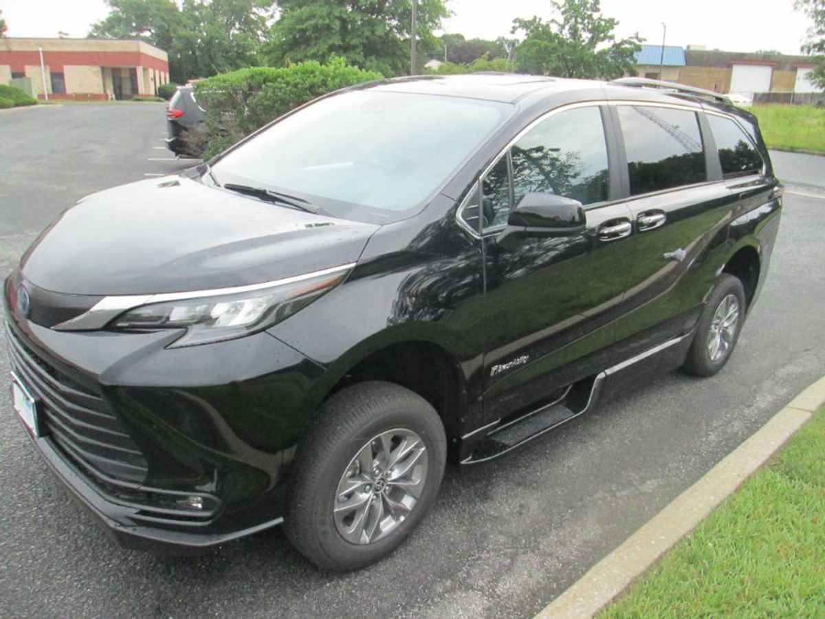 Black Toyota Sienna image number 4