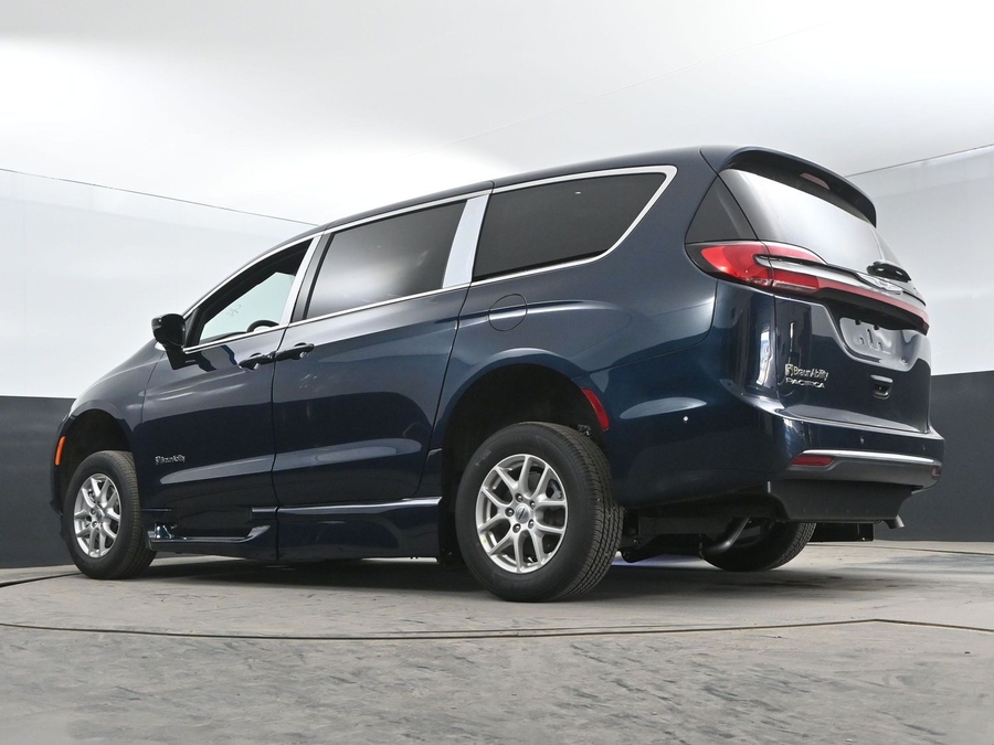New 2026 Chrysler Pacifica Select Sport - BraunAbility Side Entry Entry In Floor Automatic Ramp