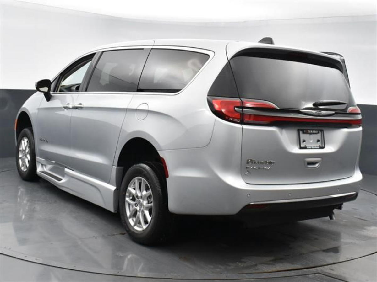 2023 CHRYSLER PACIFICA - Image 5