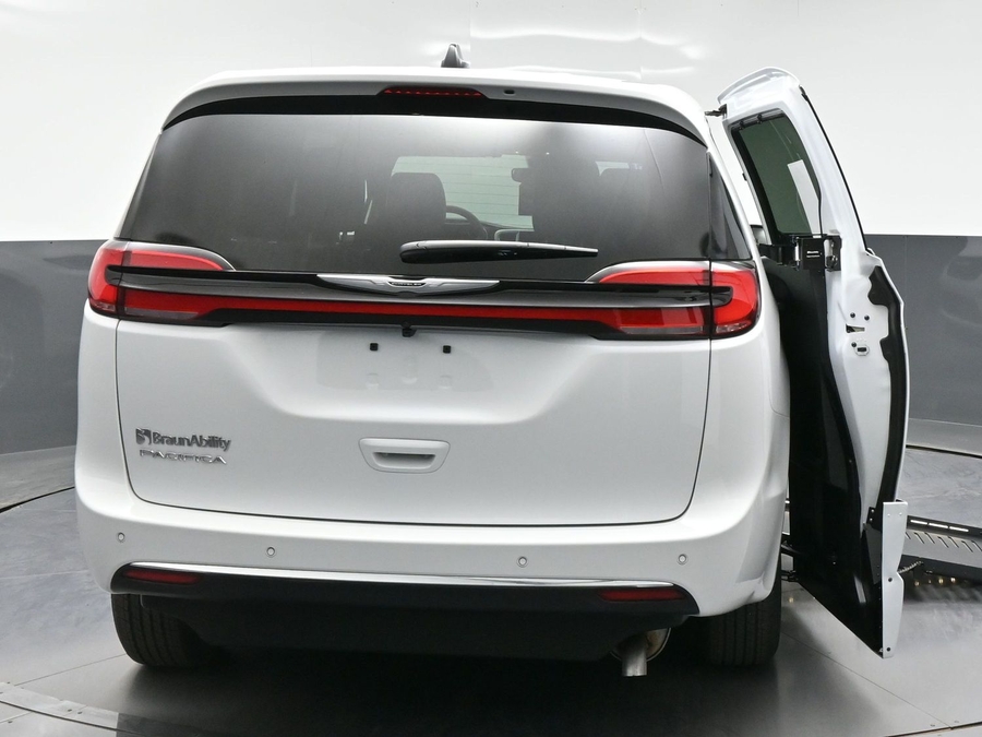 White Chrysler Pacifica image number 5