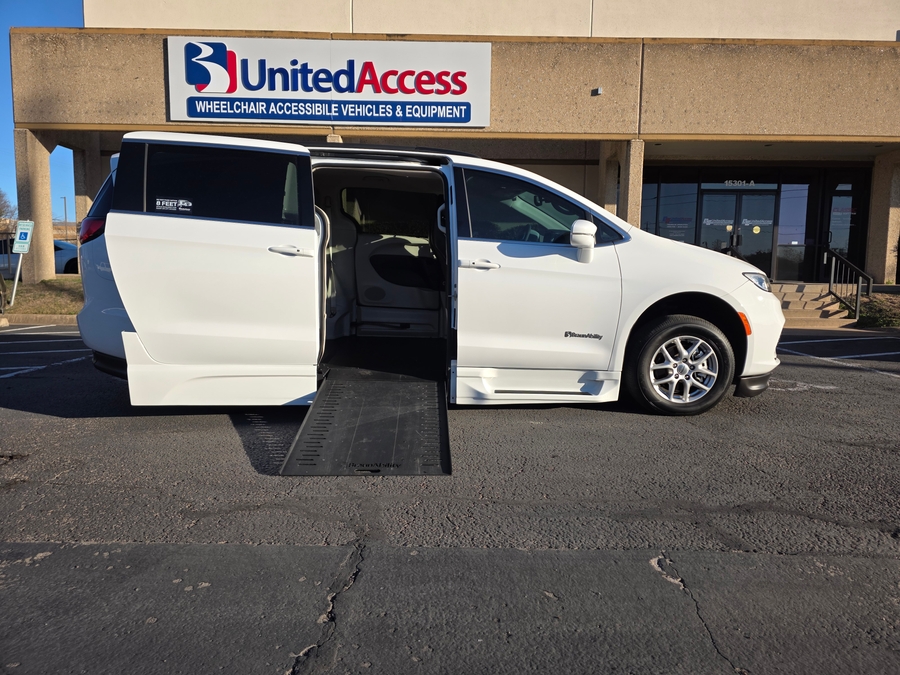 Used 2022 Chrysler Pacifica Touring L - BraunAbility Side Entry Entry In Floor Automatic Ramp