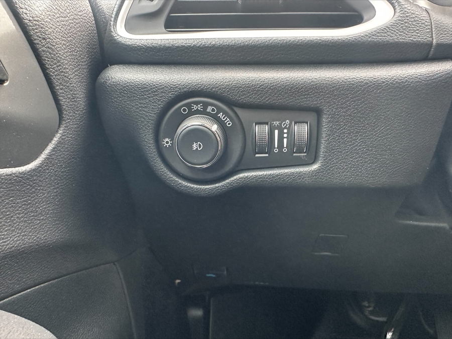 Black Chrysler Pacifica image number 10