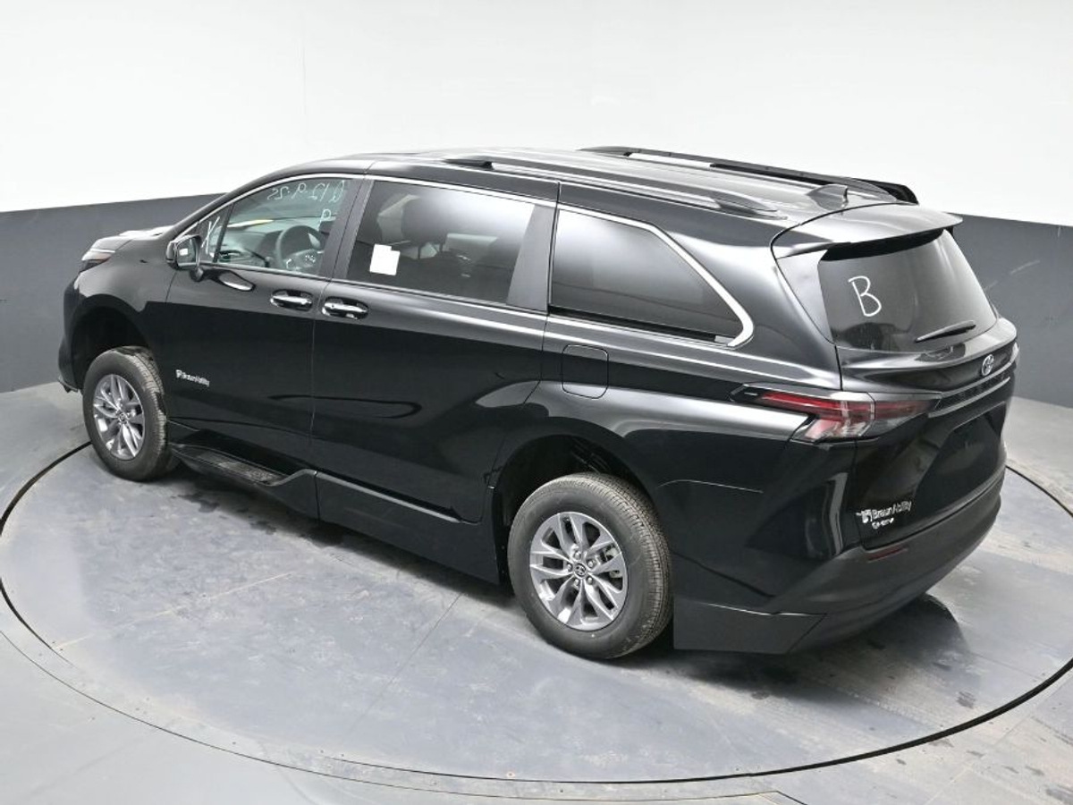 2025 TOYOTA SIENNA - Image 25