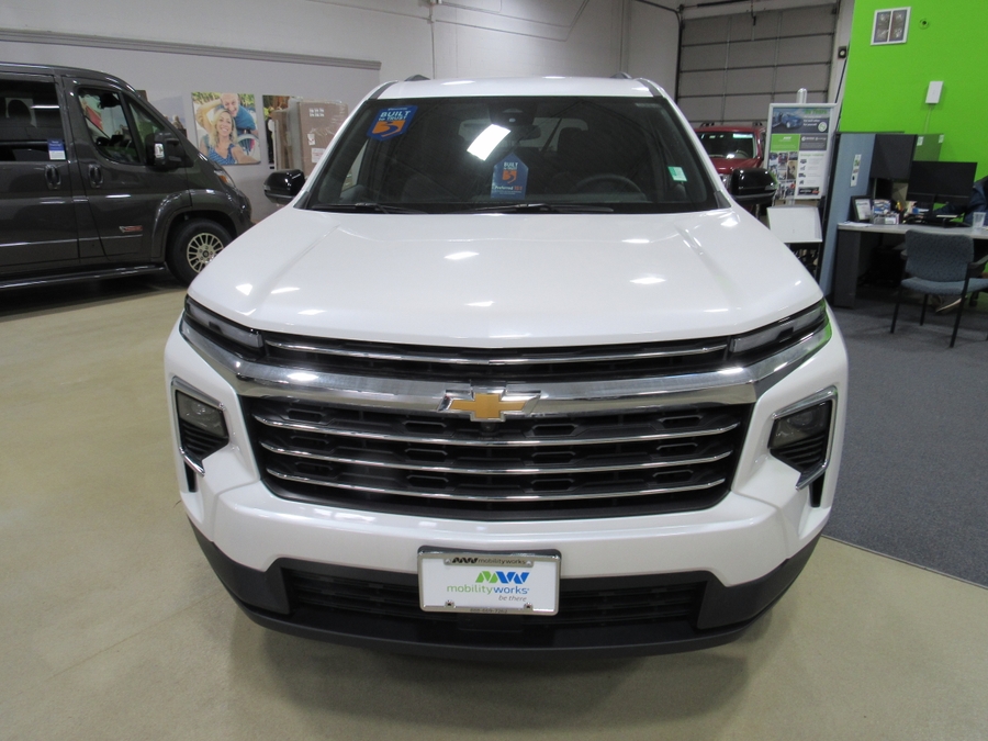 White Chevrolet Traverse image number 2