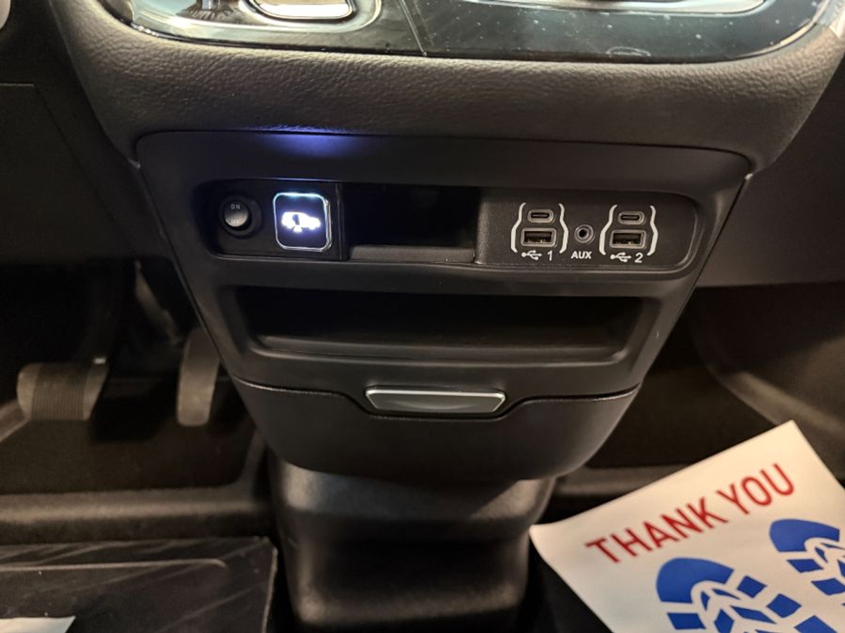 Black Chrysler Pacifica image number 18