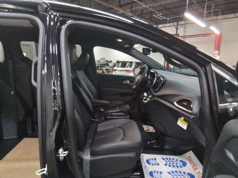 Black Chrysler Pacifica image number 39