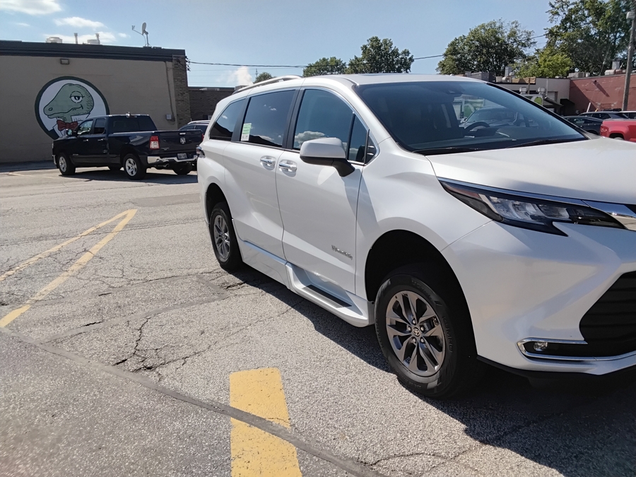 Silver Toyota Sienna image number 3