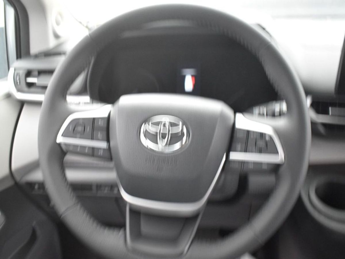 Silver Toyota Sienna image number 3