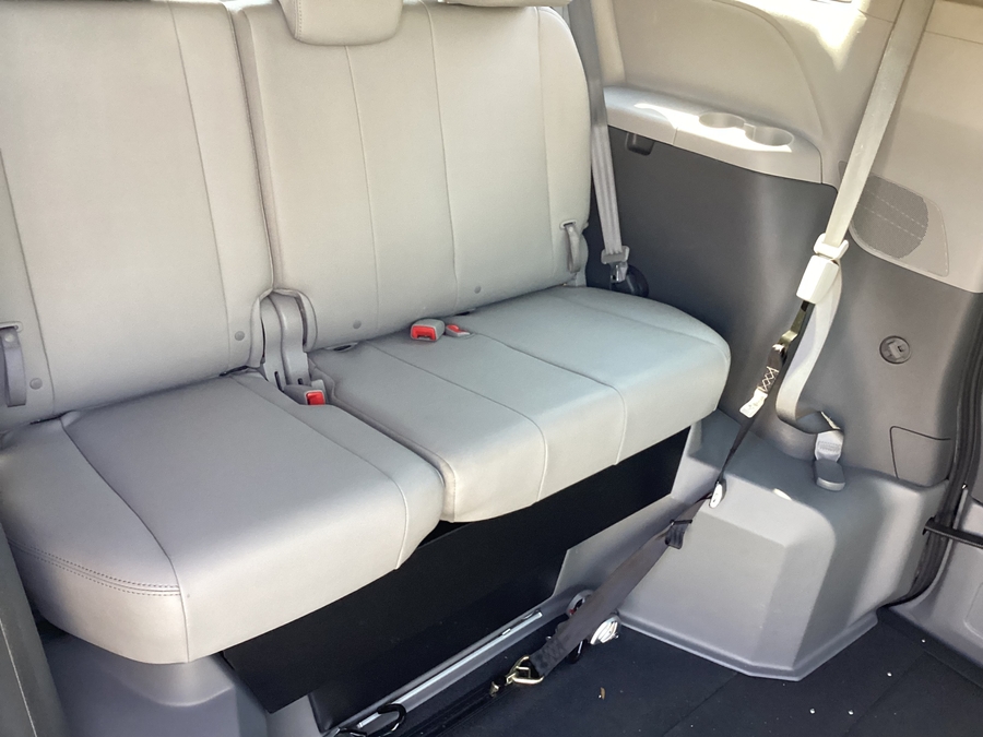 2020 Toyota Sienna XLE - Photo 13