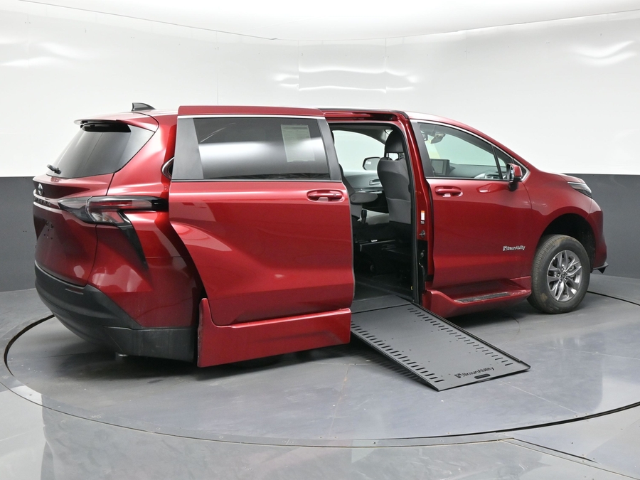 New 2026 Toyota Sienna Hybrid LE - BraunAbility Side Entry In Floor Automatic Ramp