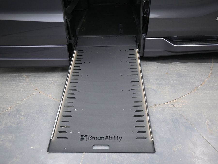 Grey Honda Odyssey image number 9