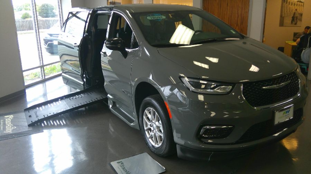 Grey Chrysler Pacifica image number 1