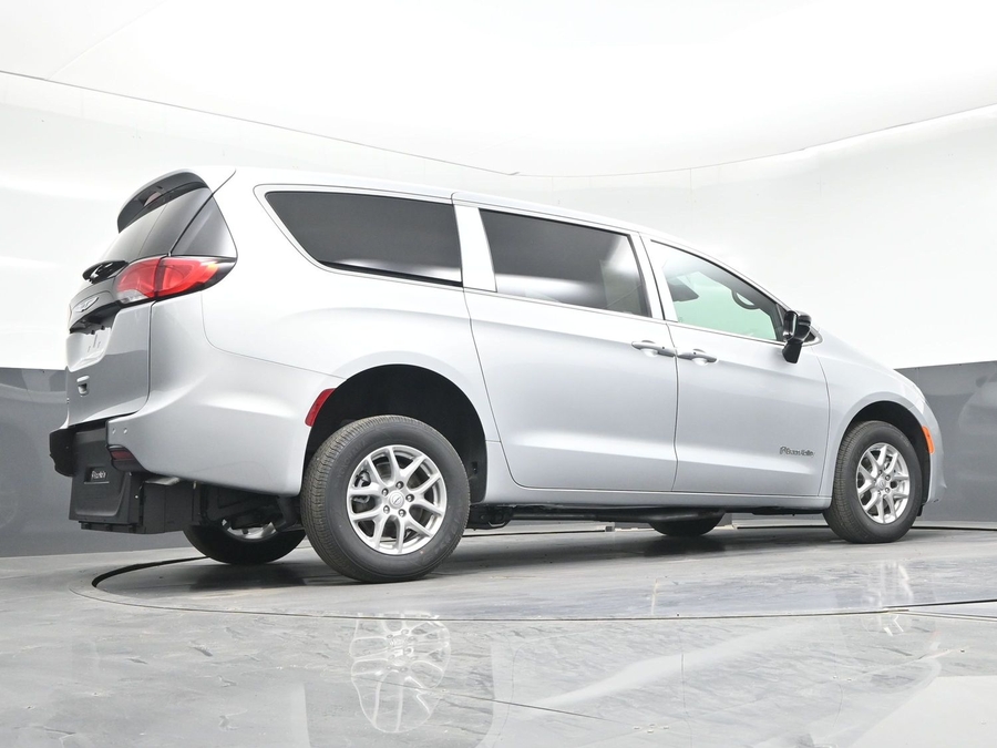 Silver Chrysler Voyager image number 20