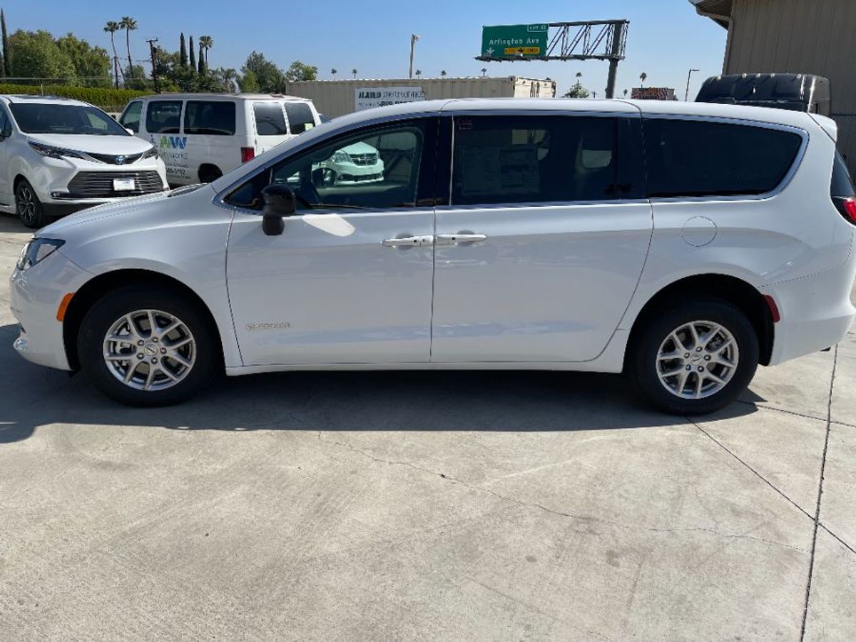 White Chrysler Voyager image number 9