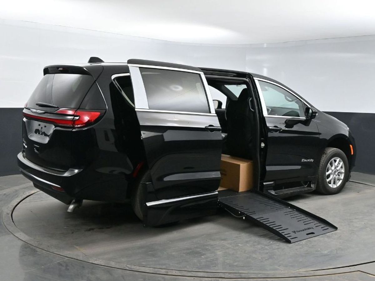 Black Chrysler Pacifica image number 22