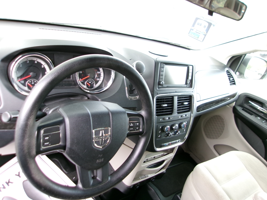 White Dodge Grand Caravan image number 12
