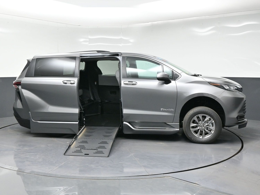 Grey Toyota Sienna image number 4