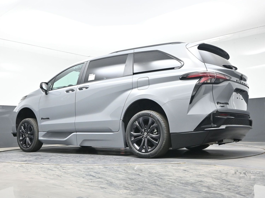 New 2026 Toyota Sienna Hybrid XSE Sport - BraunAbility Side Entry Entry In Floor Automatic Ramp