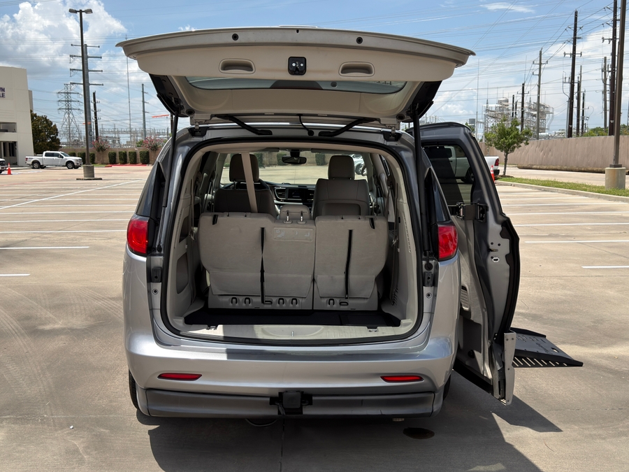 Used 2021 Chrysler Voyager LXi - BraunAbility Side Entry Fold Out Automatic Ramp