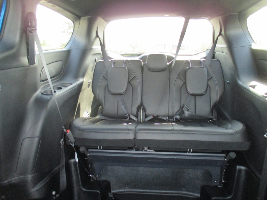 Blue Chrysler Pacifica image number 11