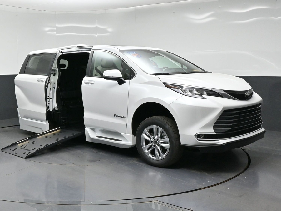 New 2026 Toyota Sienna Hybrid Limited - BraunAbility Side Entry Fold Out Automatic Ramp