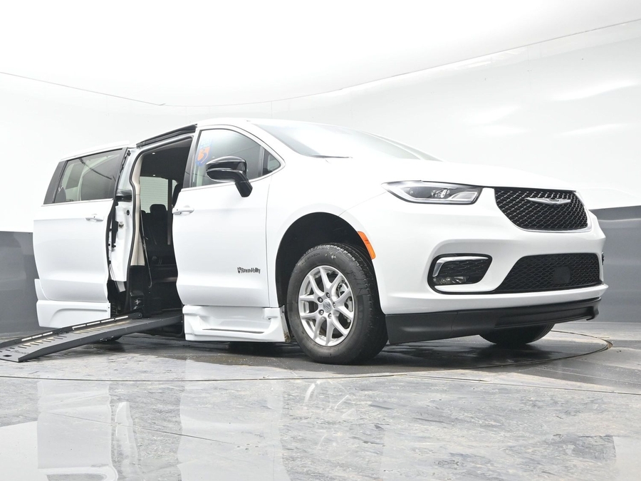 White Chrysler Pacifica image number 18