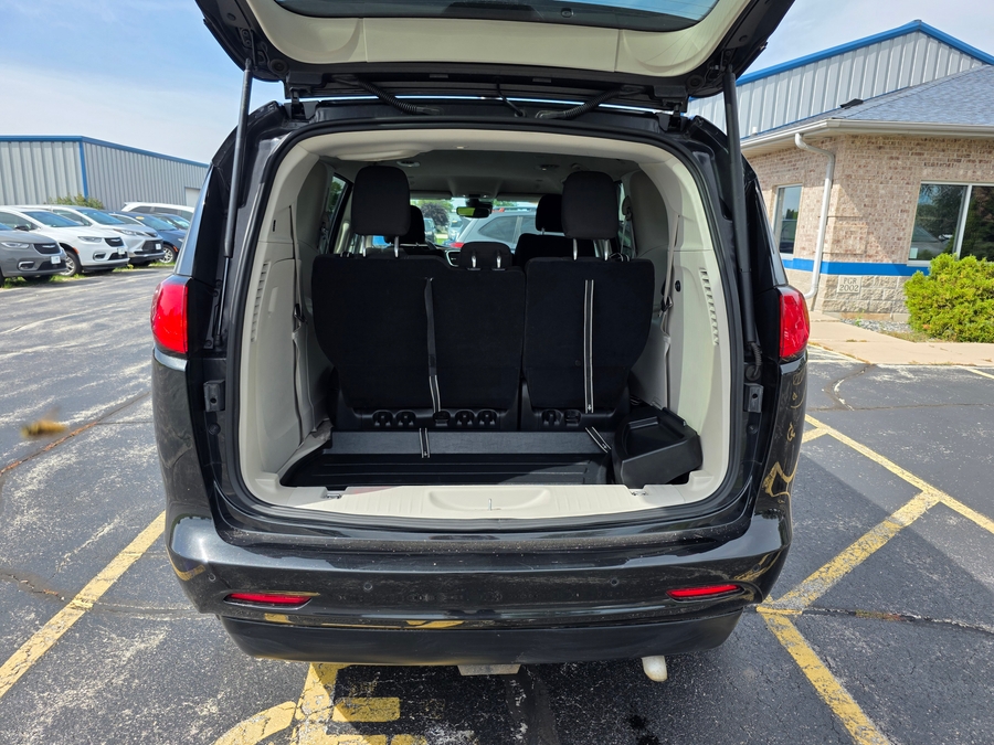 Black Chrysler Voyager image number 18