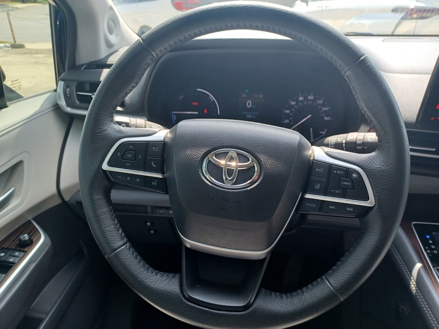 Blue Toyota Sienna image number 14
