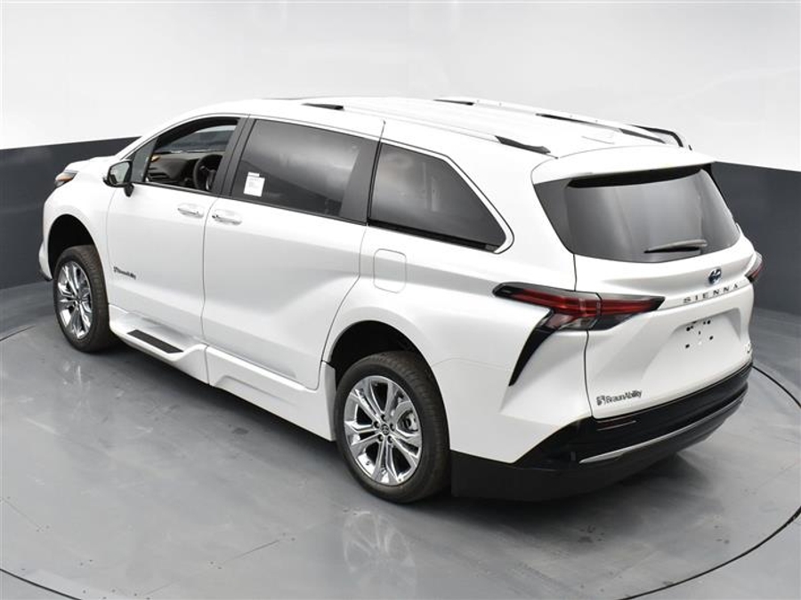 New 2025 Toyota Sienna Hybrid Platinum - BraunAbility Side Entry Entry Fold Out Automatic Ramp