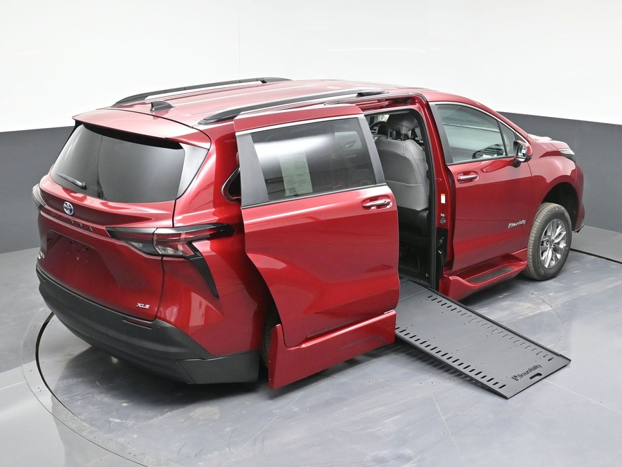 New 2025 Toyota Sienna Hybrid XLE Plus - BraunAbility Side Entry Entry In Floor Automatic Ramp