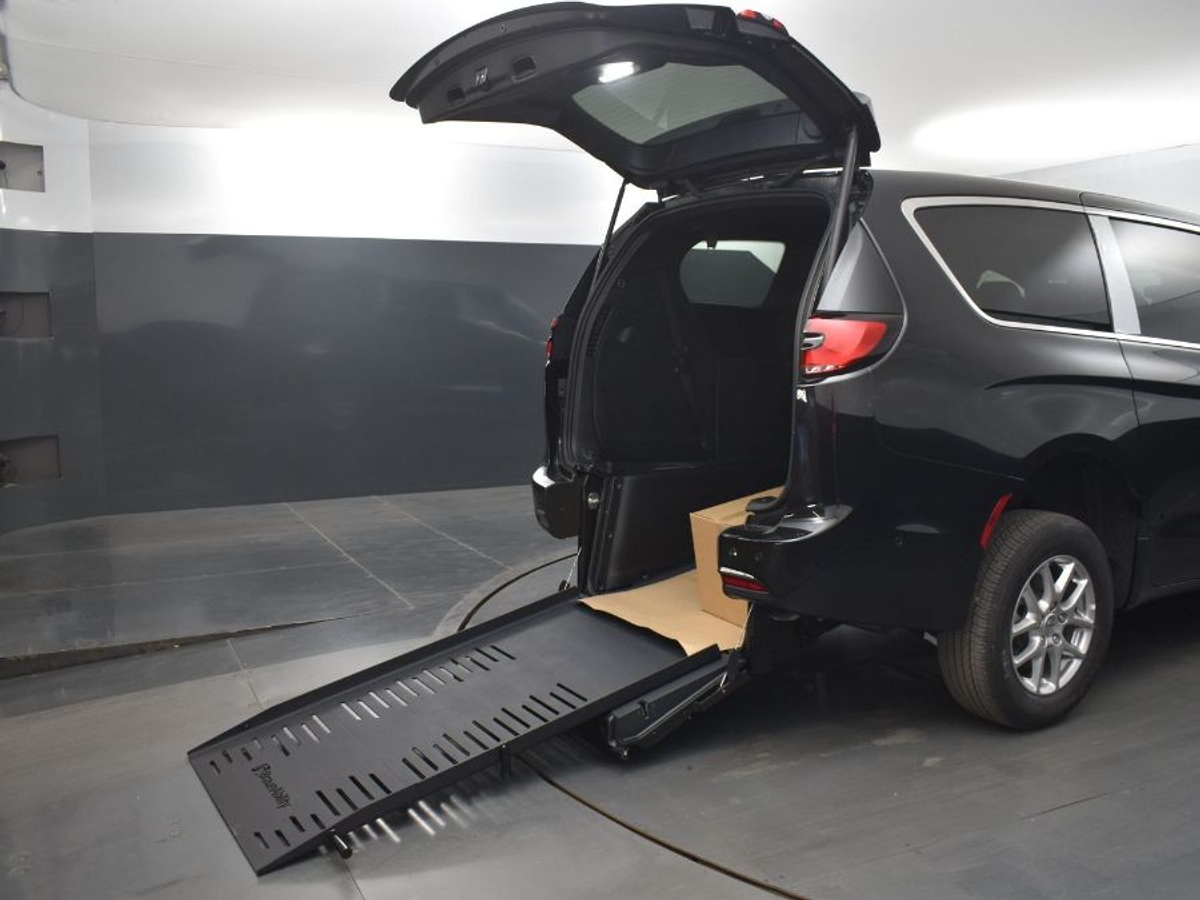 Black Chrysler Pacifica image number 10