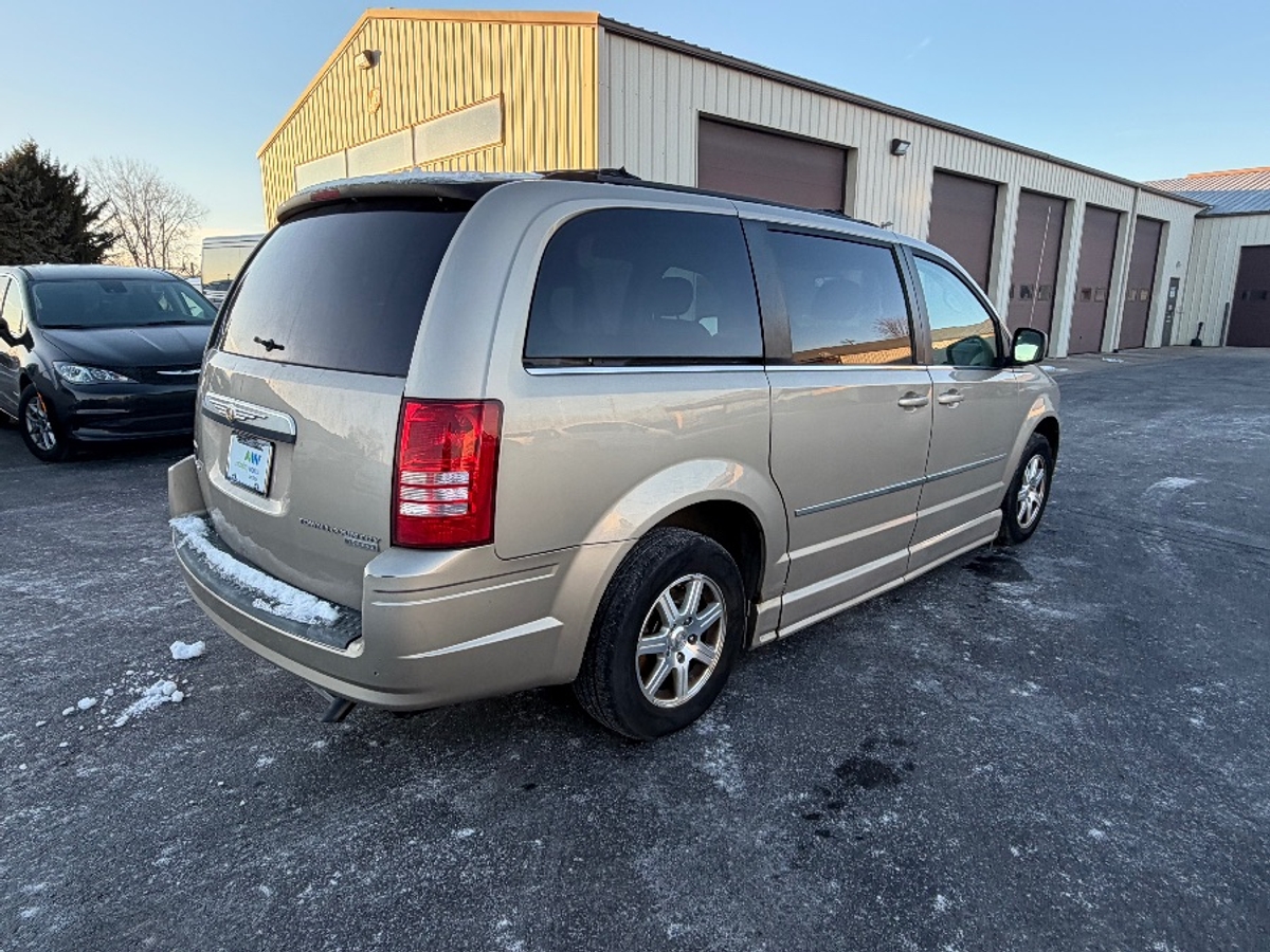 2009 CHRYSLER TOWN AND COUNTRY - Image 10
