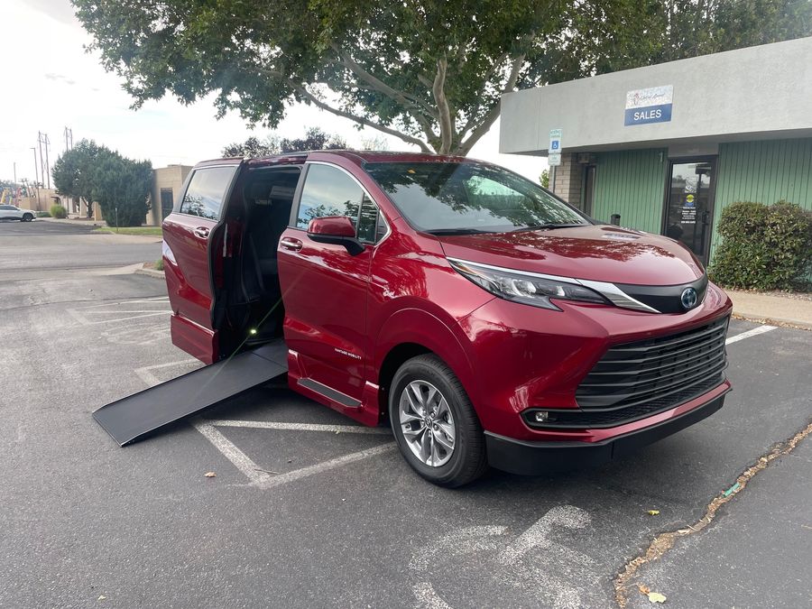 New 2025 Toyota Sienna Hybrid XLE - VMI Side Entry Entry In Floor Automatic Ramp