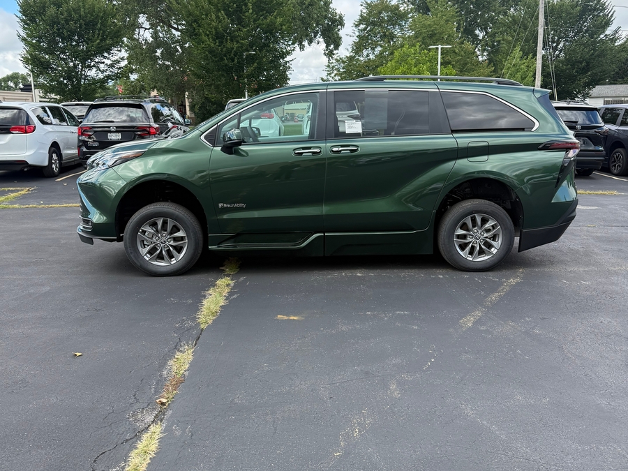Green Toyota Sienna image number 4