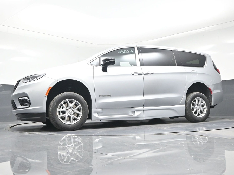 Silver Chrysler Pacifica image number 16