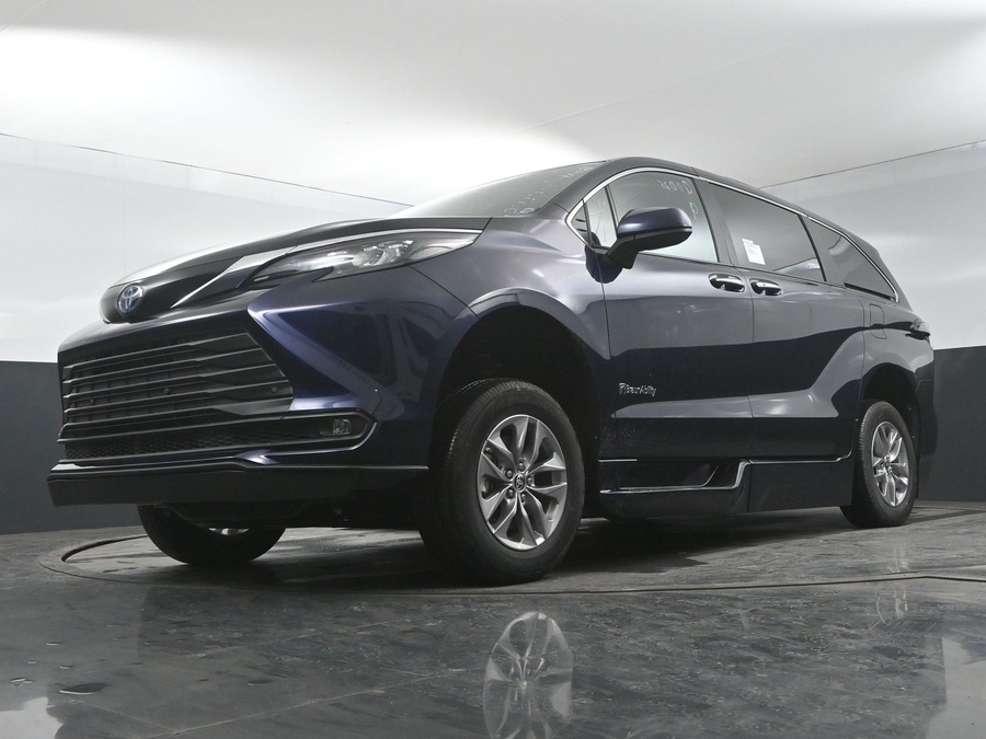 New 2025 Toyota Sienna Hybrid XLE Plus - BraunAbility Side Entry Entry In Floor Automatic Ramp