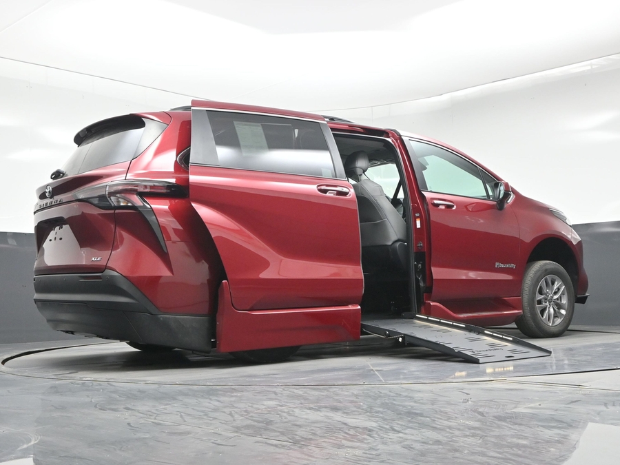 New 2026 Toyota Sienna Hybrid XLE Add - BraunAbility Side Entry Fold Out Automatic Ramp