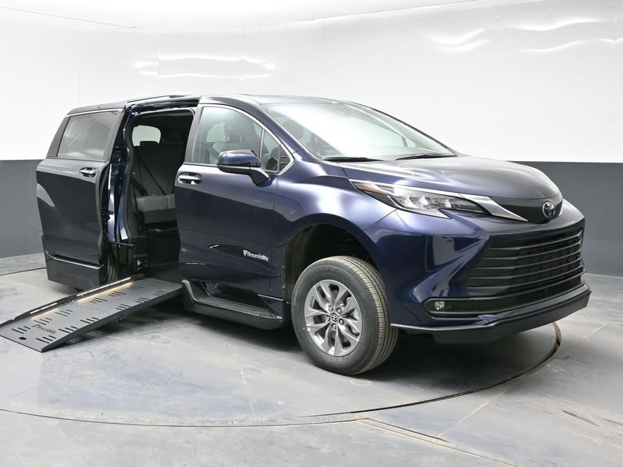 New 2026 Toyota Sienna Hybrid XLE Base - BraunAbility Side Entry Entry Fold Out Automatic Ramp