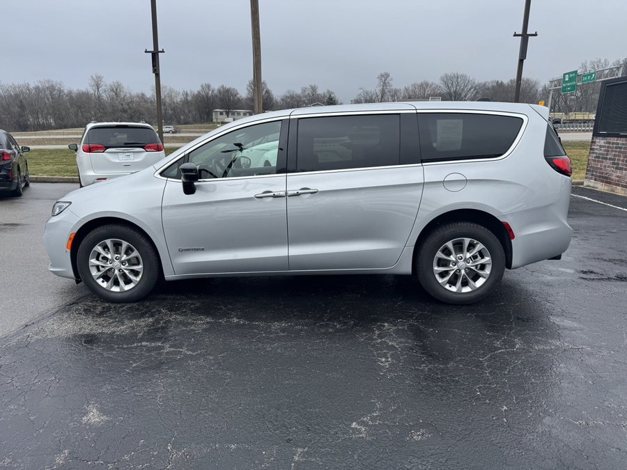 Silver Chrysler Pacifica image number 18