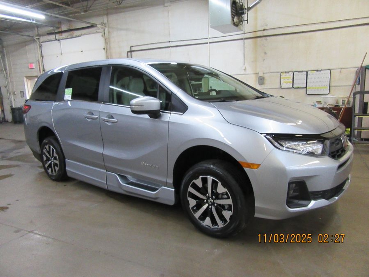 Silver Honda Odyssey image number 16