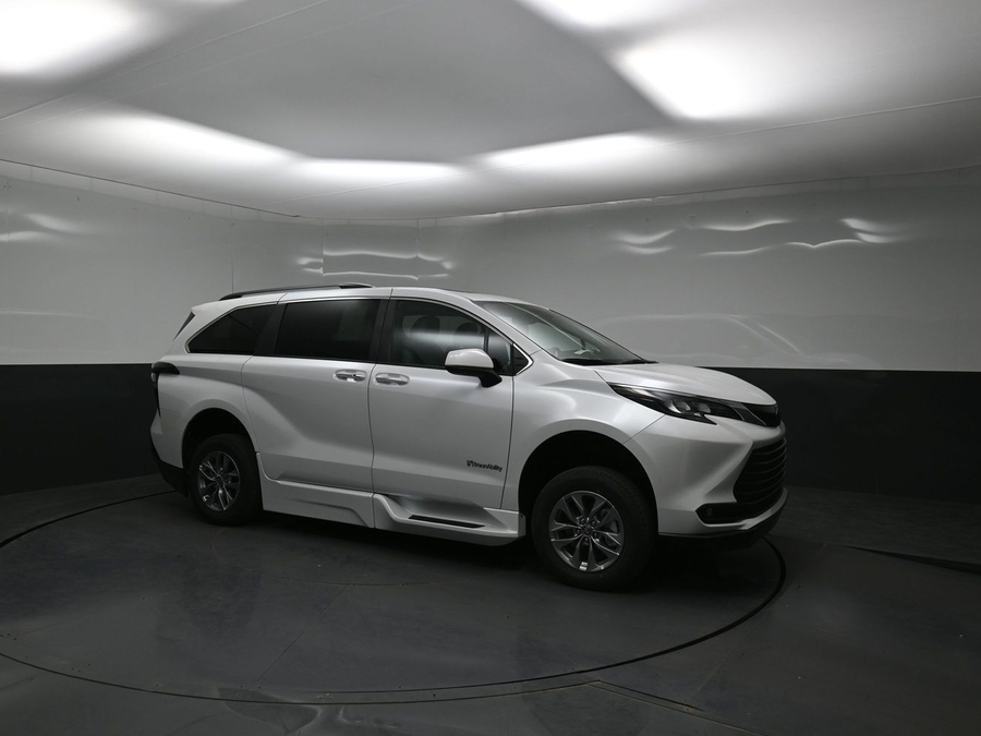 New 2026 Toyota Sienna Hybrid XLE Add - BraunAbility Side Entry Entry In Floor Automatic Ramp